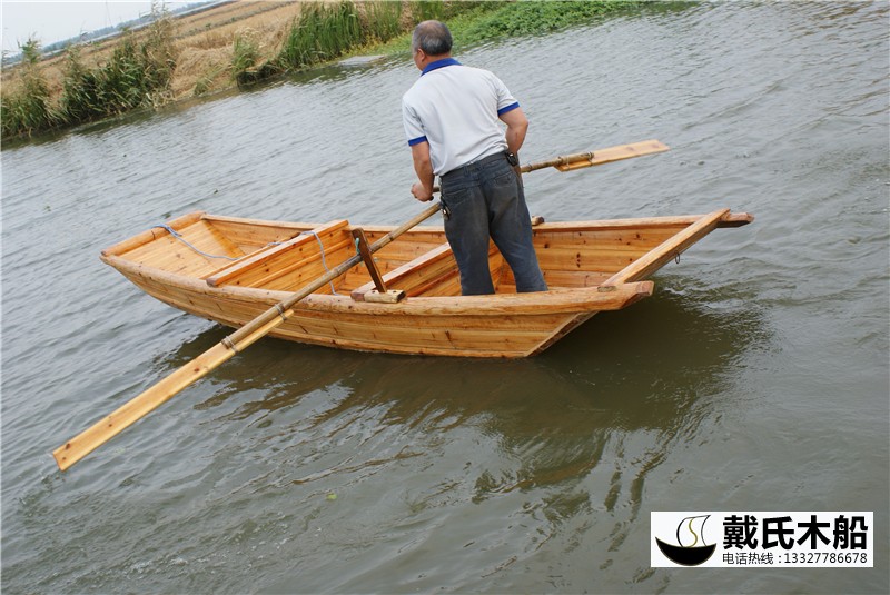 河道保洁船 手划小木船 清理垃圾的渔船